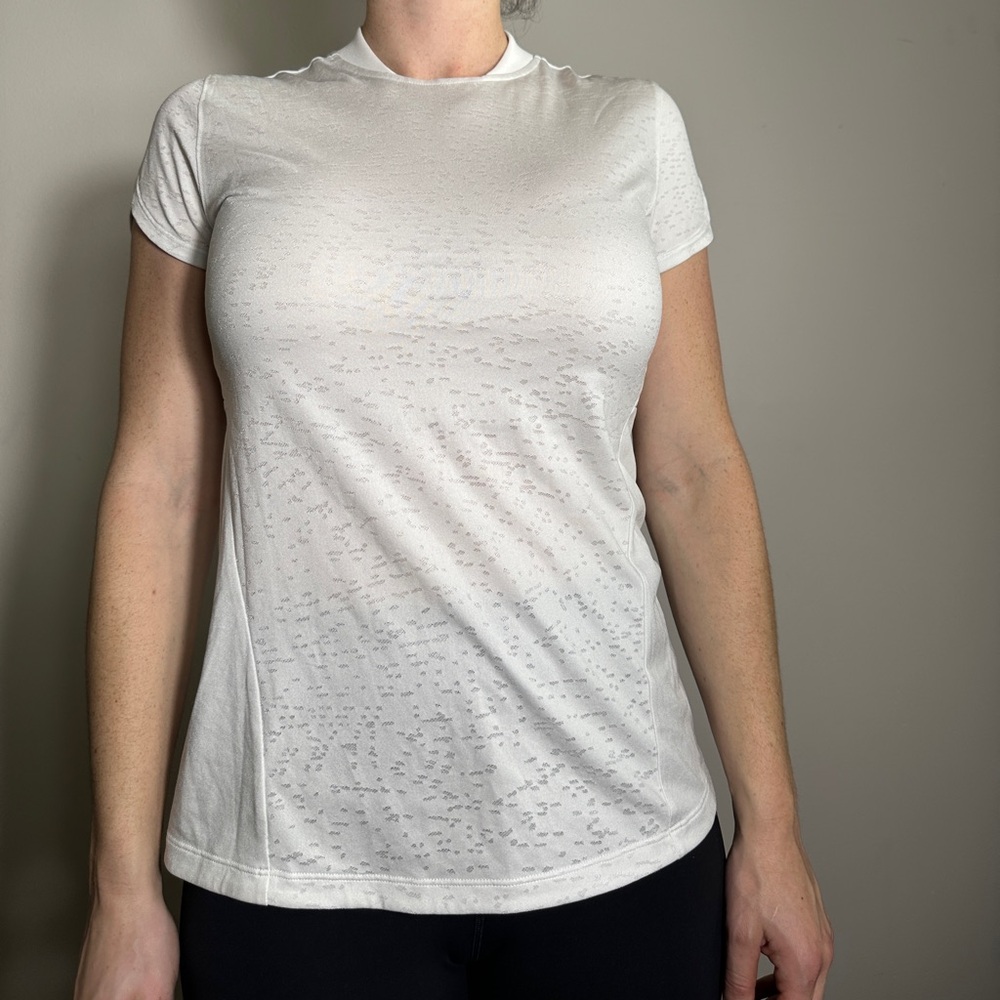 Under Armour White Workout Shortsleeve Top Size Medium